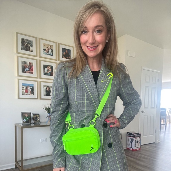 Meet your Posher, Julie - Picture 3 of 6